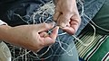 10.藤の繊維2本の先端を2つに裂き、重ねて撚る。結び目を作らずに繊維を繋ぐ手法。（フジウミ）