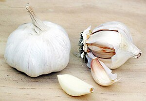 English: This is one full head of garlic besid...