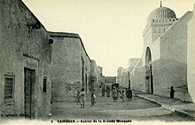 Photographie d’époque, vers 1900, montrant la façade occidentale de la Grande Mosquée de Kairouan.