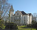 Villa und Remise (Parkstraße 4) mit Einfriedung sowie Villengarten mit Grotte