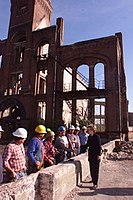 První dáma zdraví stavební dělníky u Pullmanovy administrativní budovy a věže Clock Tower, 28. října 1998.