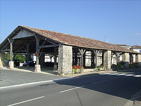 Les halles médiévales, sur la place Jean de Vivonne.