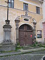 Hlavní portál s raně barokními vraty.
