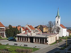 Obecní úřad a kostel svaté Anny