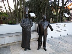 Paul Bocuse et Gérard Pélisson à l'entrée de l'Institut