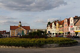 Häuser am ehemaligen Marktplatz, im Hintergrund das Rathaus