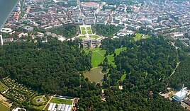 Luftfoto af Karlsruhs centrum der tydeligt viser slottet som centrum i byplanen.