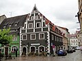 Wohnhaus in geschlossener Bebauung und Ecklage, ehemals eine Bäckerei