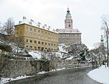 Krumlov Castle from the river bank.jpg
