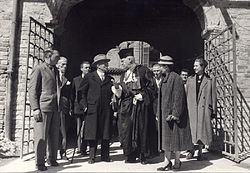 The Magnificus Rector of the Pavia University Plinio Fraccaro, wearing gown and academic cap, welcomes the President of Republic Luigi Einaudi, 13 April 1955. Luigi Einaudi Plinio Fraccaro.jpg