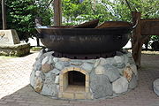 駅前にある鍋。オブジェではなく、祭事には調理に用いられる[16]。