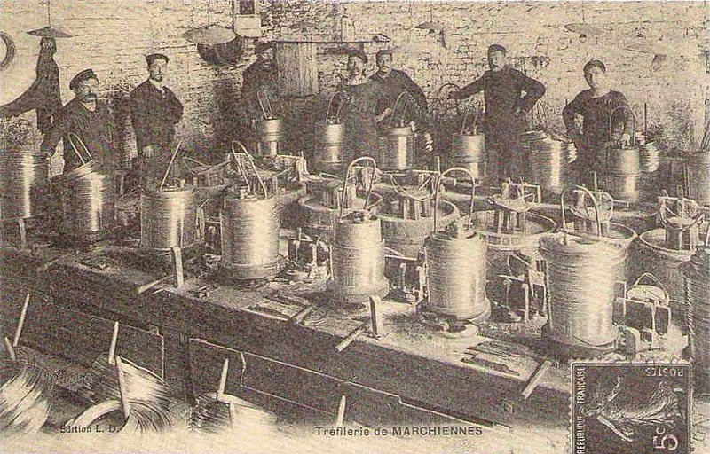  L'usine de la Tréfilerie a été installée sur le site de la Seconde Fosse de Marchiennes de la Compagnie des Canonniers à Marchiennes, Nord, Nord-Pas-de-Calais, France entre 1900 et 1920.