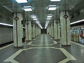 Quai central avec deux rangées de colonnes de soutènement