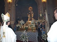 Monseñor Martínez Camino orando ante la Patrona de Carabanchel, tras recibir la Medalla de Honor de la Congregación