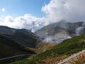 室堂平より地獄谷を望む