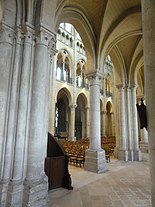 The alternating piers and columns of the grand arcade, which support the vaults