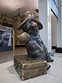 Медведь Паддингтон в бронзе (19456891620) .jpg