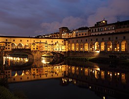 Vue nocturne du Ponte Vecchio, à Florence. (définition réelle 4 948 × 3 786)