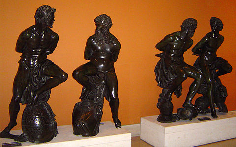 Los cuatro cautivos tal como se exhiben actualmente en el Louvre.