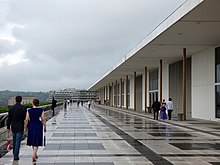 Pedestrians walking on the rooftop terrace that covers the lower walkway. Roof of the Kennedy Centre for the Arts (27681518011).jpg