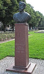 Standbild im Rosengarten und Denkmal von Ludwig Brunow vor dem Militärlazarett am Leibnizplatz in Rostock