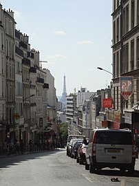 Partie haute de la rue avec vue sur la tour Eiffel (2009).