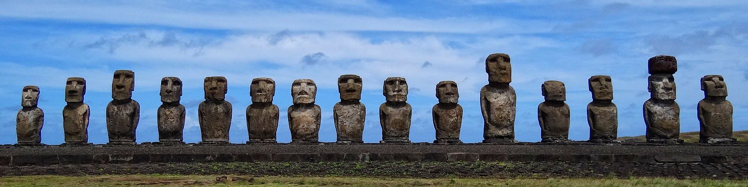 Vico de statuoj Moai en Paskinsulo