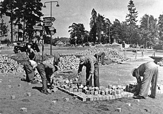 Stensättning i rondellen Stockholmsvägen / Sturevägen, 1950-tal.