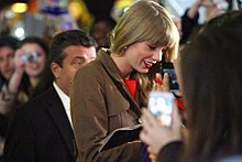 Taylor Swift di tengah kerumunan saat menghadiri sebuah acara Good Morning America