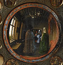 Malba skupiny lidí v interiéru, viděných odrazem v kulatém zrcadle. Celková scéna je umístěna ve tmavém, zaobleném rámu s dekorativními prvky.