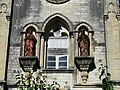 Détail du milieu de la façade, avec statues du Cœur Immaculé de Marie et du Sacré-Cœur.