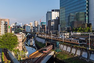 Train de la JR East et rame de la ligne du métro Marunouchi traversant la rivière Kanda près de la gare d'Ochanomizu, à Tokyo. (définition réelle 6 511 × 4 341)
