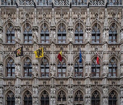 Janelas na fachada norte da Prefeitura de Lovaina, Brabante Flamengo, Bélgica. A Prefeitura de Louvaina é um edifício de referência na Grote Markt (praça principal) da cidade, em frente à monumental igreja de São Pedro. Construída em estilo gótico tardio brabantino entre 1439 e 1469, é famosa por sua arquitetura ornamentada, com detalhes em forma de renda. (definição 3 357 × 2 877)