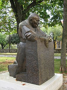 Monument of Pope John Paul II in Trsat. Trsatski hodocasnik 14807.jpg