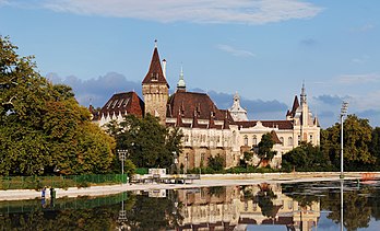 Le château de Vajdahunyad, à Budapest. (définition réelle 3 800 × 2 308)