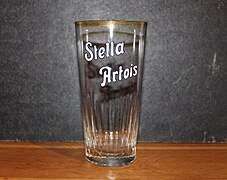 Vieux verre à bière "Stella Artois" avec écriture émaillée.