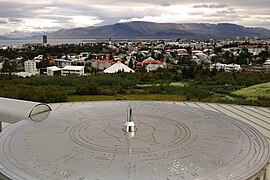 La table d'orientation de la terrasse du Perlan se présente sous la forme d'un compas, Reykjavik, Islande.