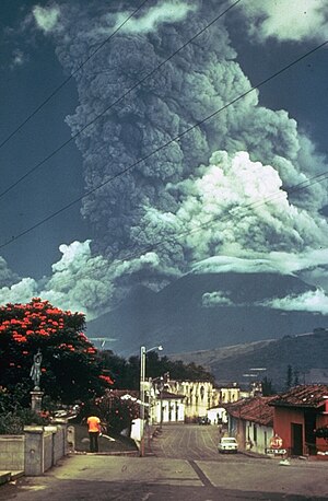 Виверження вулкану (жовтень 1974). Вид з Антигуа. Фото Смітсонівського інституту