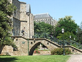 La cathédrale en arrière plan des Jardins Pierre-de-Ronsard.