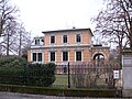 Villa mit Garten und Einfriedung