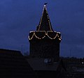 Weißer Turm mit Weihnachtsbeleuchtung