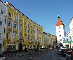 A város jelképe, a Ledererturm és a Kremsmünstererhof