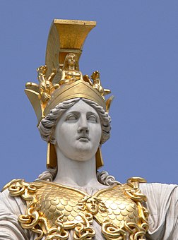 Détail de la statue d’Athéna devant le Parlement de Vienne (Autriche). (définition réelle 1 803 × 2 435)