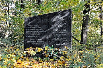 Пам'ятний знак на місці розстрілу єврейського населення на території санаторію