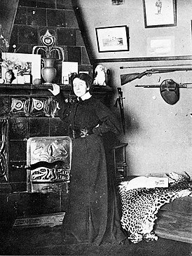Россинская-Чичагова Елена Дмитриевна в мастерской Крымова (1902—05 годы)