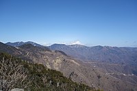 乾徳山から眺めた奥秩父山塊（甲武信ヶ岳から雁坂峠）