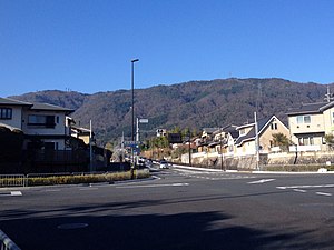 新林本通境谷交差点から見た小塩山