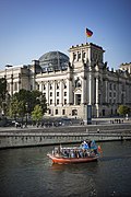 Vor dem Reichstagsgebäude