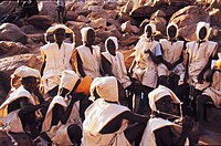 4. Antropoloog Wouter van Beek trof elf jongens in het wit meteen na hun besnijdenis op de markt van Tireli, Mali 1990 - Circumcision - 98.977 x bekeken - Dogon (W.E.A. van Beek Collection).