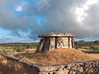 Le dolmen Anta de Pendilhe, au Portugal. (définition réelle 2 608 × 1 952*)
